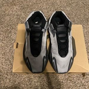 they don’t fit anymore . Yezzy 700 MNVN used size 8.5